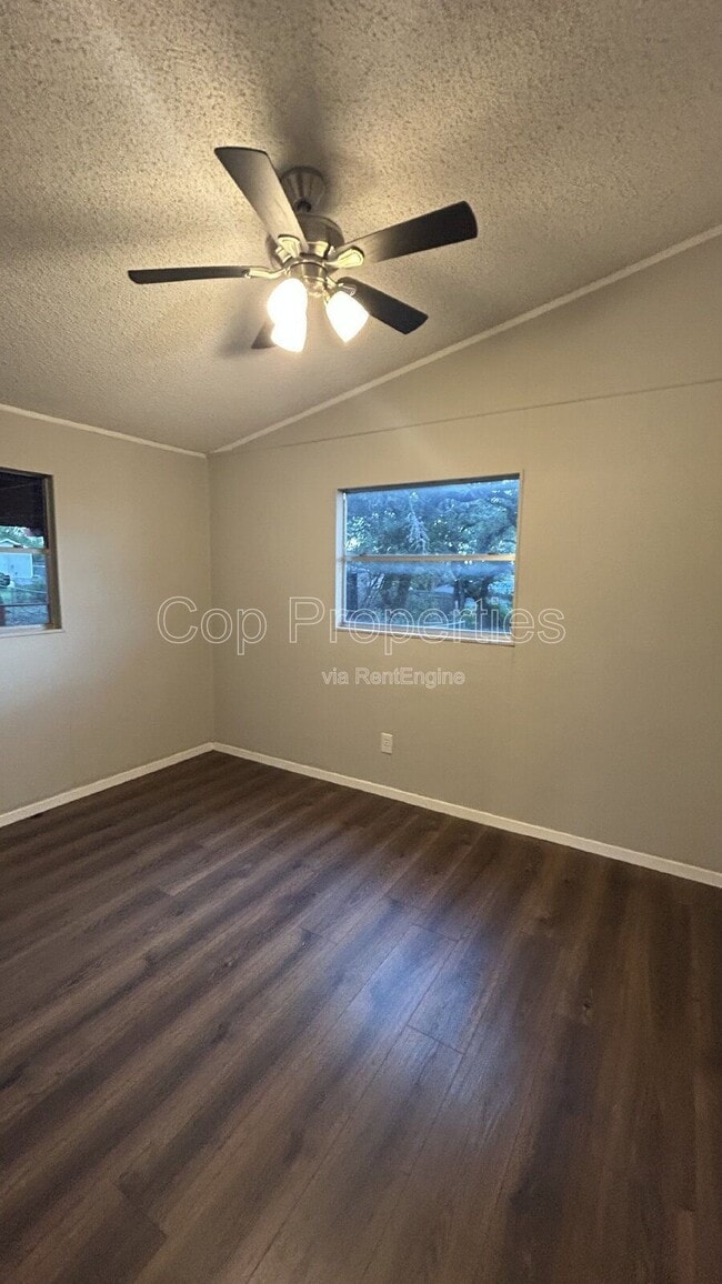 Building Photo - 537 Tamarack Dr