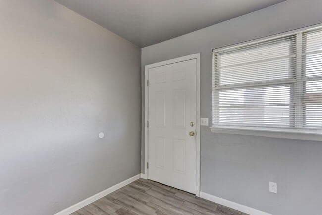 Building Photo - This Cute and Cozy 4 Bed, 2 Bath Home is Available now!!