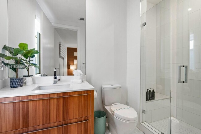 Building Photo - 310 SE 11th Ave