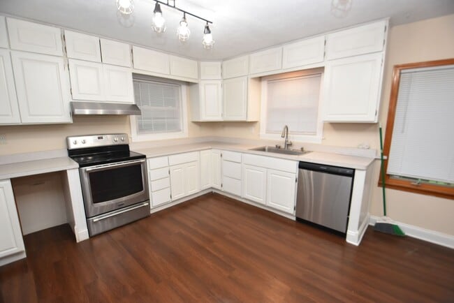 Building Photo - 4 bedroom 2.5 bath South Bend home on larg...
