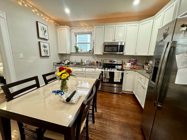 Building Photo - 724 Parker St