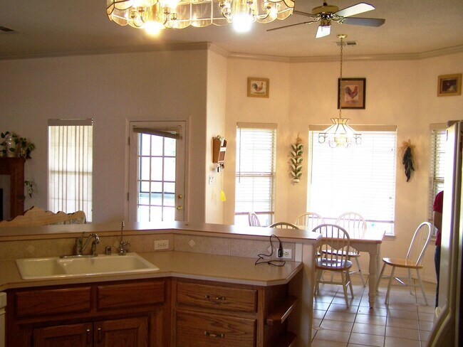 Building Photo - Beautiful 4 Bdrm/2.25 Bath Home With Split Bdrms.