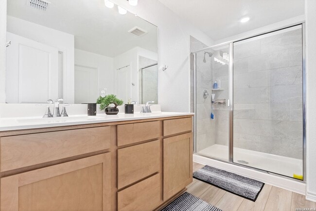 Building Photo - Charming Home Awaits: Spacious & Modern Living in a Prime Location