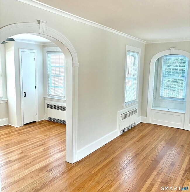 Building Photo - 302 Quaker Ln N