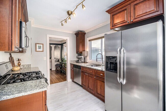 Building Photo - 3 BED 2 BATH BUNGALOW STYLE HOME IN FERNDALE ------ W. CHESTERFIELD