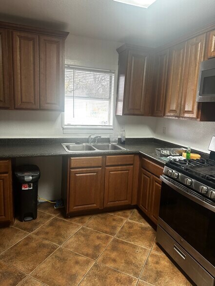 Building Photo - 302 Pennystone Ave