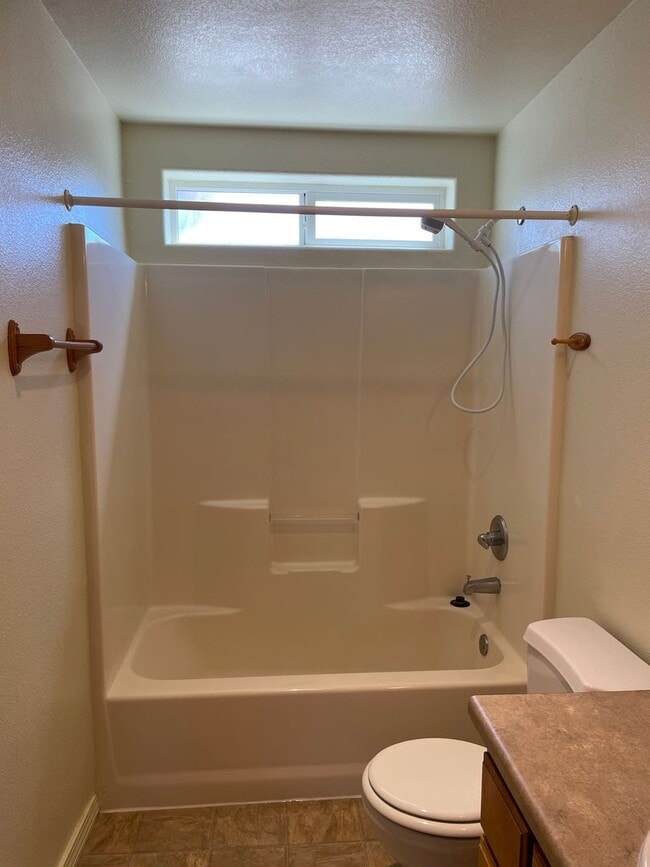 Building Photo - Beautiful 2 Bedroom 1.5 Bath Townhome Loca...