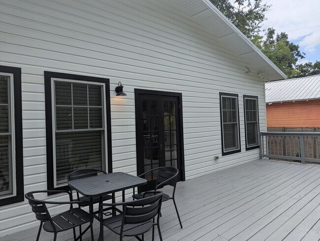 Building Photo - Stunning Fully Renovated 3-Bedroom, 2-Bathroom Cottage-Style Home