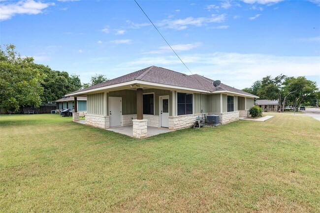 Building Photo - 1215 Sherrard St