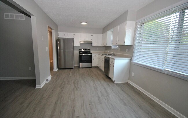 Building Photo - Available 8/1/26 - East Louisville 3 bed, 1.5 bath ranch on corner lot