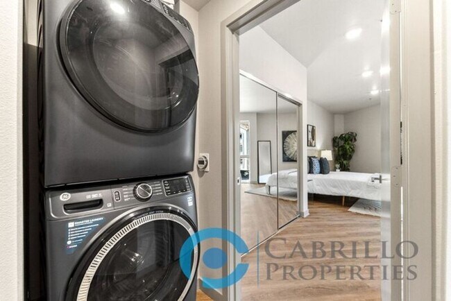 Building Photo - 3093 Broadway