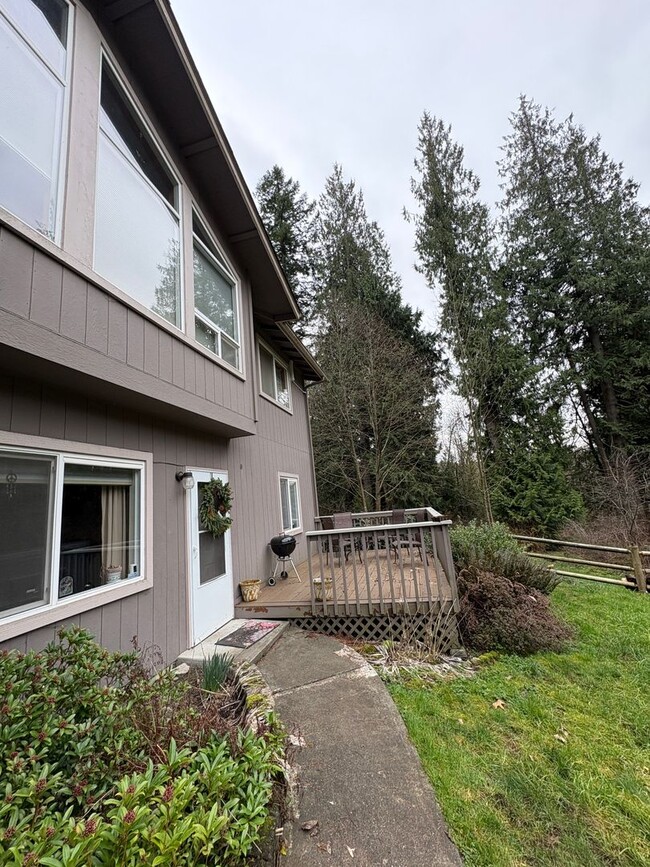 Building Photo - Beautiful MIL unit 2 bed 1 bath deck Nestled Squak and Cougar Mt (Issaquah)