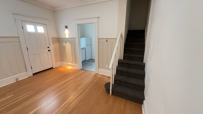 Building Photo - 332 W 5th Ave