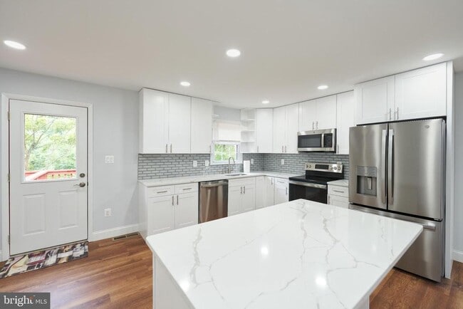 Building Photo - 9900 Kingsbridge Dr
