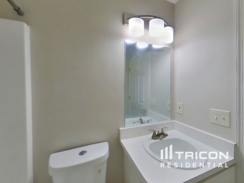 Building Photo - 16 Rymsen Ln