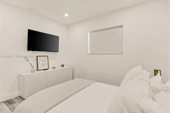 Building Photo - 1237 NW 33rd Ave