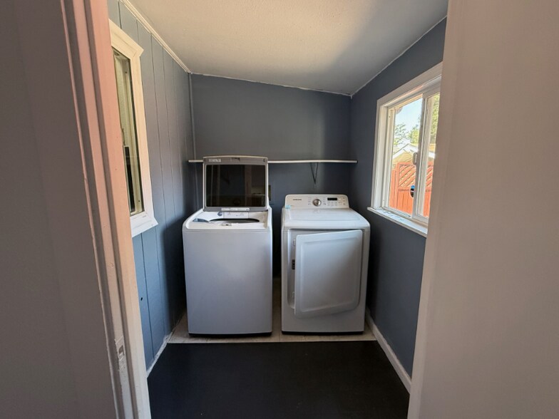 Building Photo - 4630 Melrose Ave