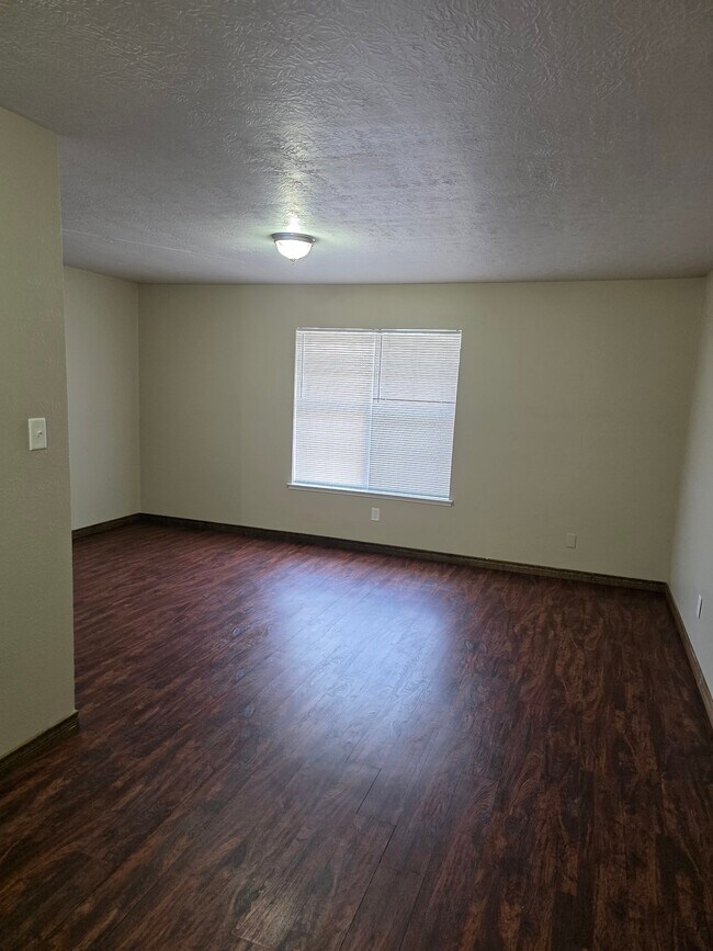 Building Photo - 1315 N Twin City Hwy