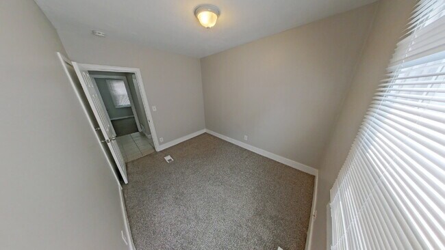 Building Photo - "4-Bedroom Home on Maple Street – Cozy Living Awaits in Roseville!"