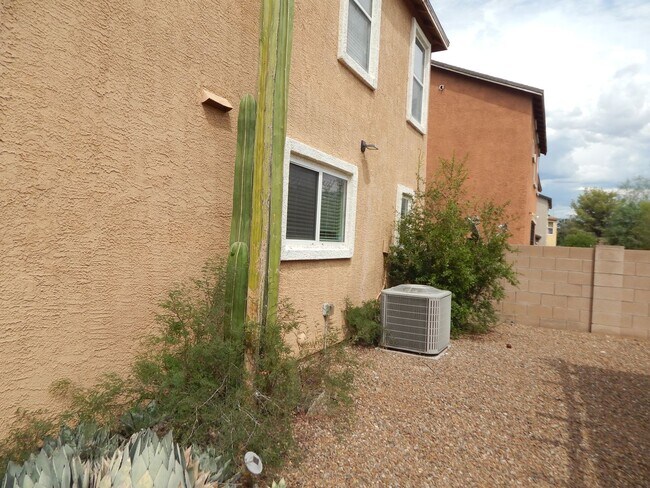 Building Photo - 2 Bedrooms - 2.5 bathrooms - Large Loft Area
