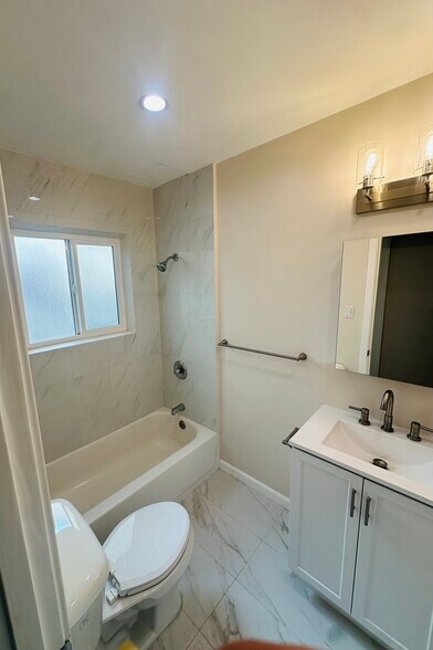 Building Photo - 325 E Verdugo Ave