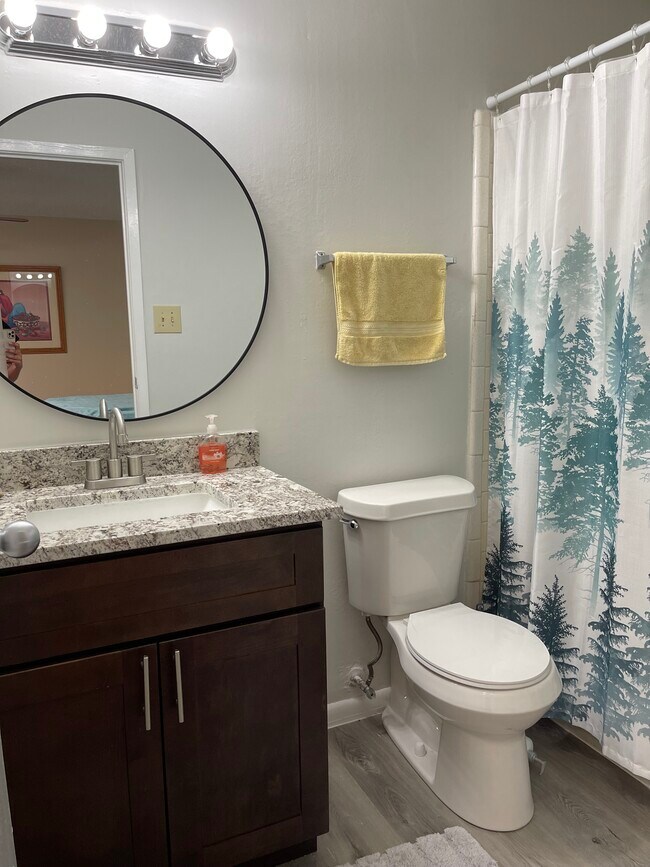 Building Photo - 10855 Meadowglen Ln