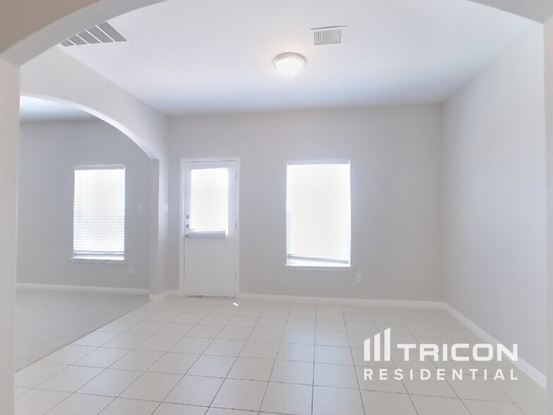 Building Photo - 10930 Hillside Creek Dr