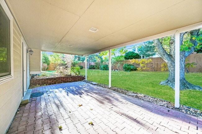 Building Photo - 580 E Kettle Ave