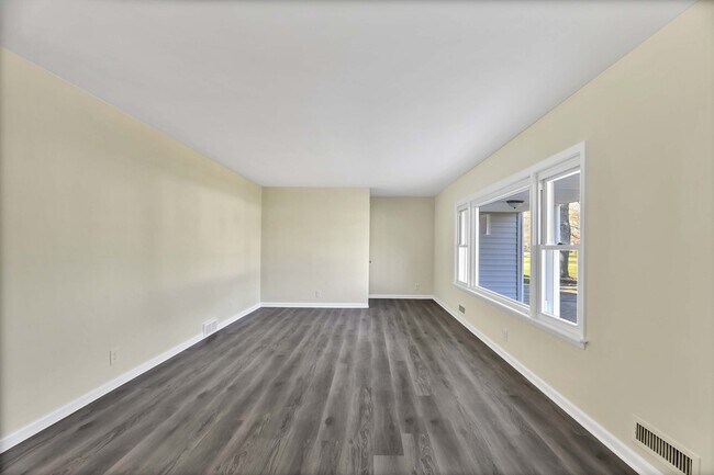 Building Photo - 337 Glendola Ave NW