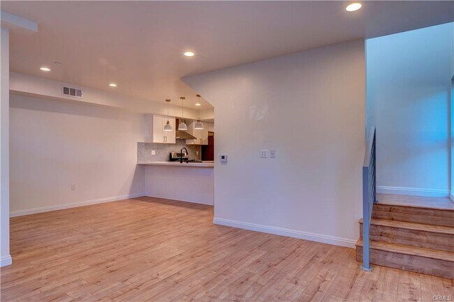 Building Photo - 1048 Maple St