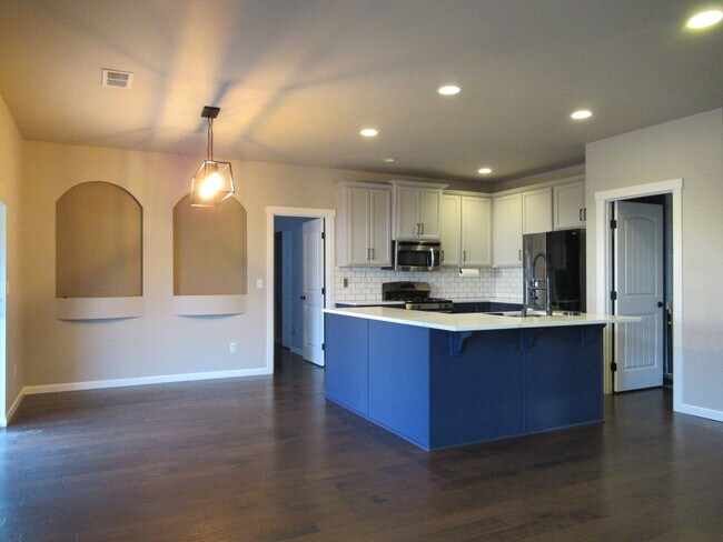 Building Photo - Gorgeous 5 bedroom 2.5 bath home in Lakeland Hills