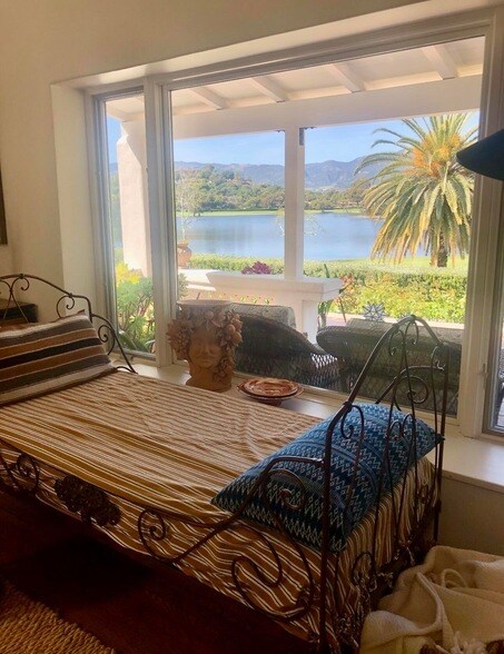 Building Photo - 4015 Lago Dr