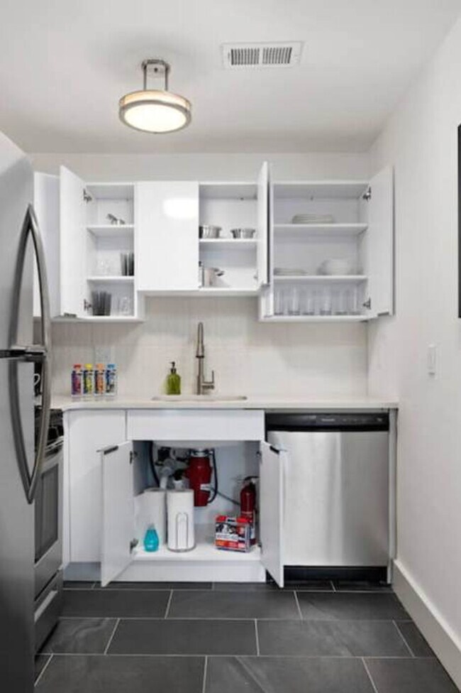 Building Photo - 1136 Crescent Ave NE