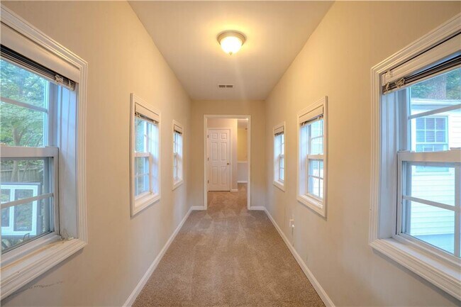 Building Photo - 1053 Vista Trail NE