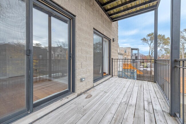 Building Photo - 633 E Bowen Ave