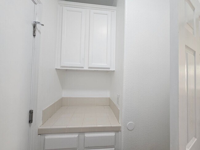 Building Photo - 4 Bedroom 2 Bath