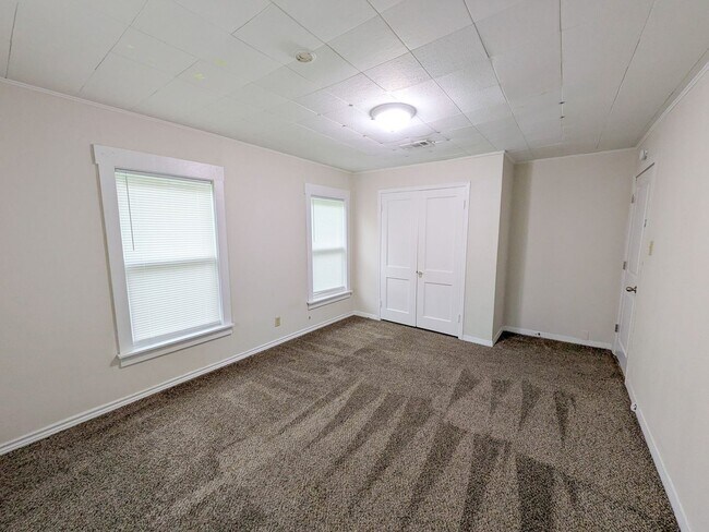 Building Photo - 5365 E Parkway Dr