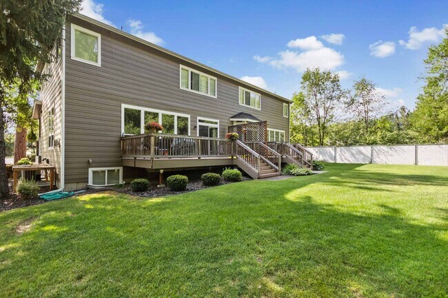Building Photo - 10015/10017 N Whitworth Dr