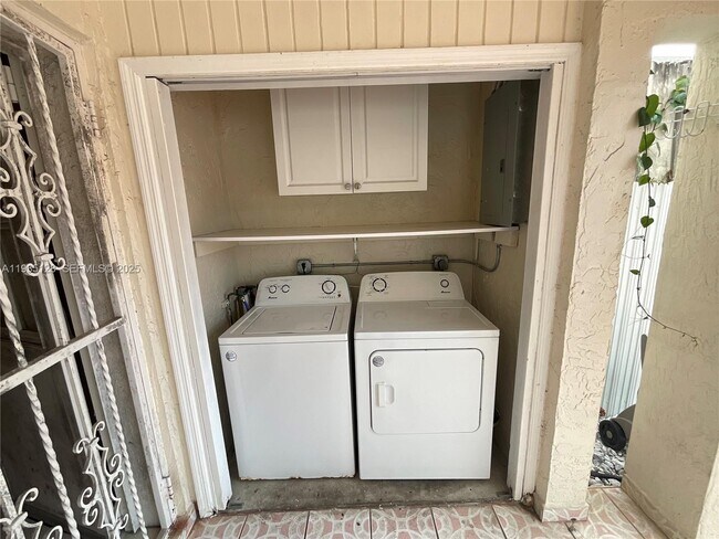 Building Photo - 895 W 79th Pl