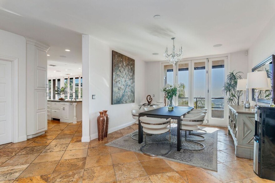 Building Photo - 7218 Mulholland Dr