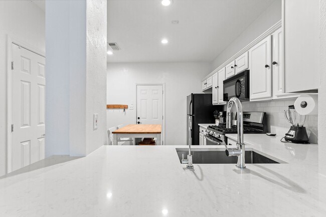 Building Photo - 7 S Avonlea Cir