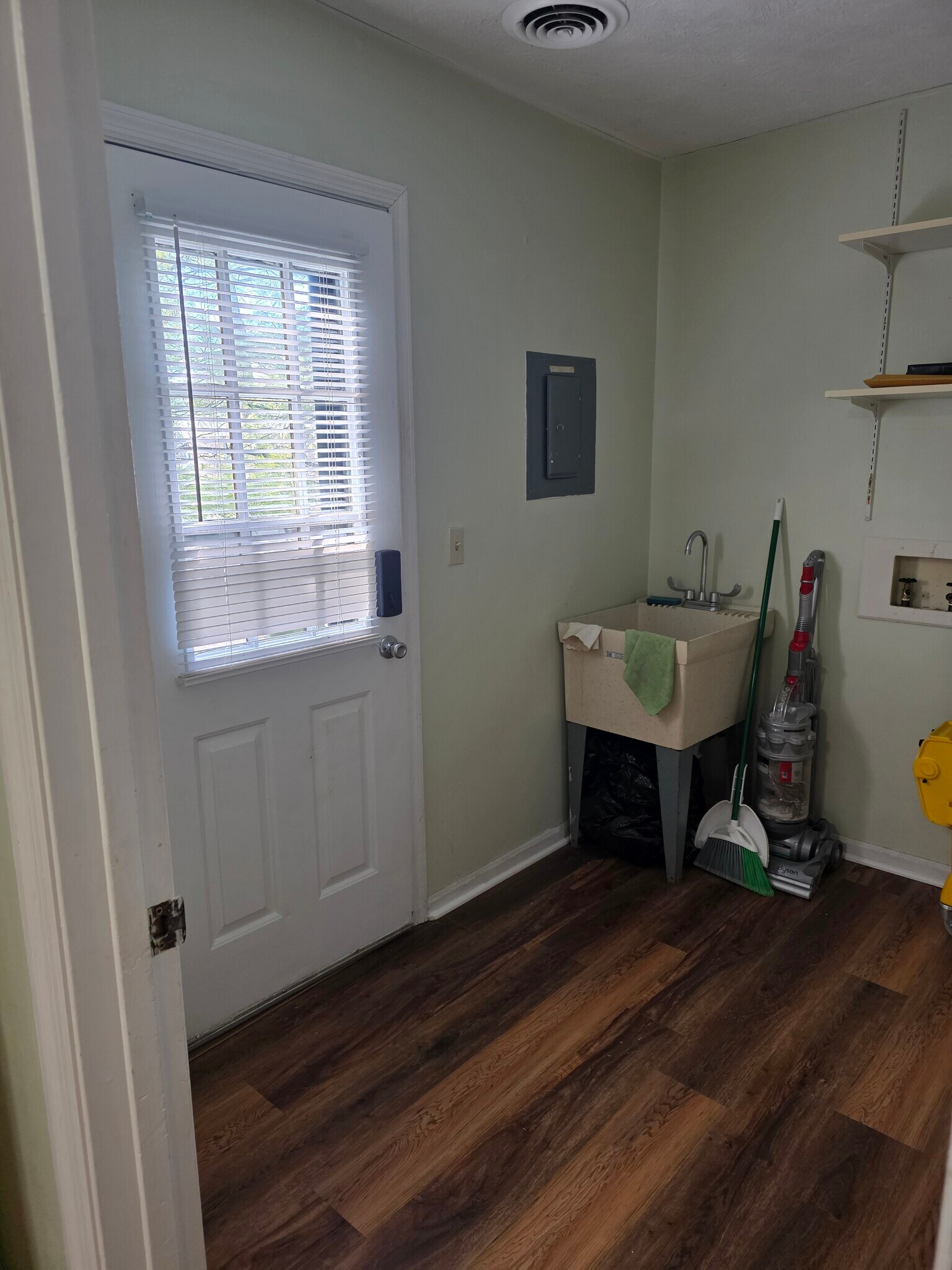Utility room with washer/dryer hookup - 130 N Mechanic St