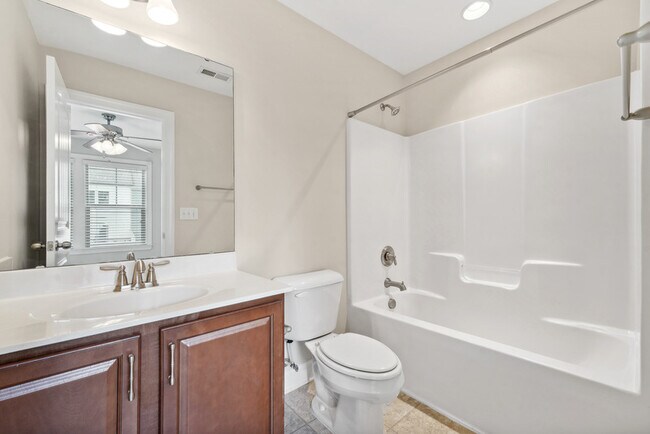 Building Photo - 1359 Town Home Dr