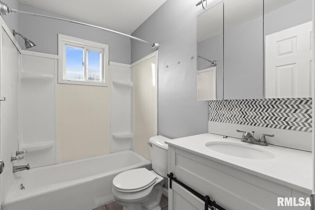 Building Photo - 2020 W Glen Ave