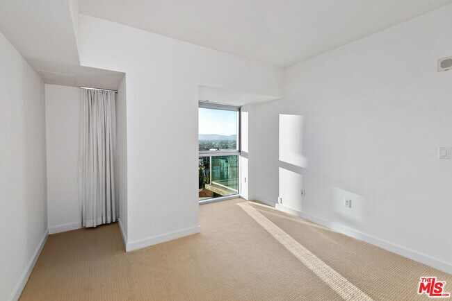 Building Photo - 13700 Marina Pointe Dr