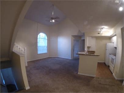 Building Photo - 3 bedrooms 2 bath with balcony condo 1,247...