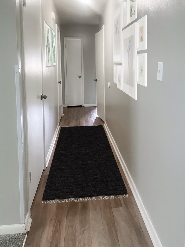 Building Photo - Pinewood Manor Apartments