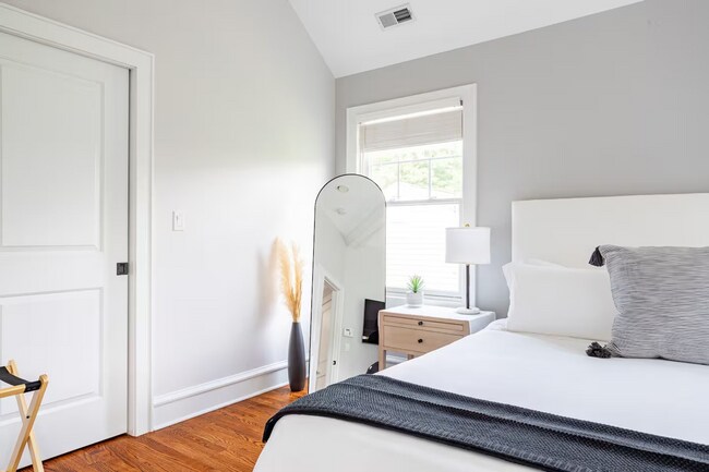 Building Photo - Fully Furnished Luxury Townhome | Walk to Downtown Princeton | 3 Beds | 3.5 Baths