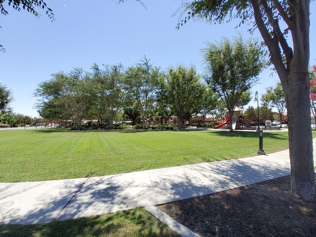 Building Photo - 23 White Alder Dr