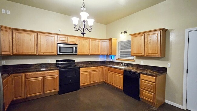 Building Photo - Rural Living- 4 bed/2.5 bath-Piedmont